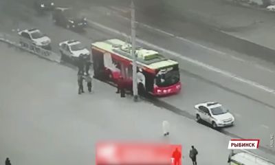 Росгвардия блокировала троллейбус, чтобы задержать преступников