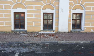 В центре Ярославля кирпичи с фасада здания упали на тротуар: что ответили власти
