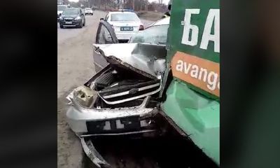 В Ярославле иномарка влетела под троллейбус: двое пострадавших