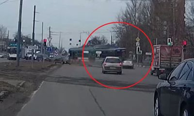 Заложил крутой вираж: в сети появилось видео момента столкновения иномарки с троллейбусом в Ярославле