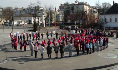 У планетария в небо запустили 60 шаров: в Ярославле отмечают юбилей первого полета в космос
