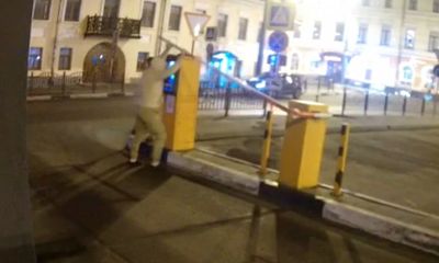 В Ярославле ищут вандалов, сломавших шлагбаум на платной парковке в центре города