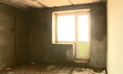 Проблемную трехэтажку в деревне Мостец обещают сдать в этом году