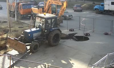 В Дзержинском районе из-за утечки в трубе на дороге провалился асфальт