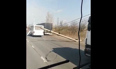 На окружной дороге Ярославля рухнул столб