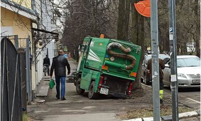 В центре Ярославля в яму провалился дорожный пылесос
