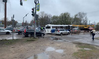 Проспект Машиностроителей в Ярославле встал из-за застрявшего автобуса