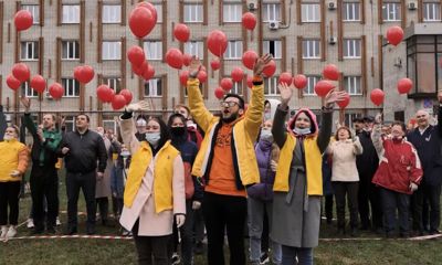 Сотрудников скорой в Ярославле поздравили красочным флешмобом