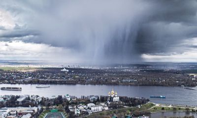 «Много лестниц в небеса»: в сети набирает популярность фото с изображением ливня в Ярославле