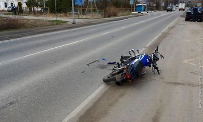 Молодой мотоциклист без прав врезался в иномарку