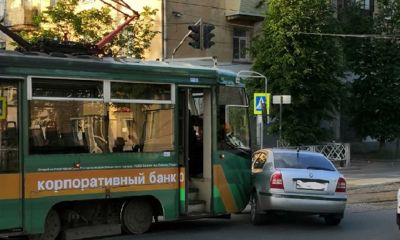 На Пятерке в Ярославле трамвай протаранил легковушку