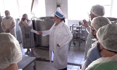 В Ярославле общественники проинспектировали комбинат, где готовят еду для школьников