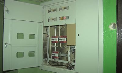 В домах Ярославля по программе капремонта начали менять электрику