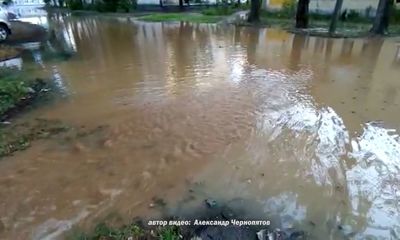 В Ленинском районе Ярославля прорвало трубы - из нескольких люков били «источники»