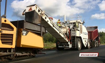 В Ярославской области асфальт дороги от Остапково до Старого Волино укладывают с применением новых технологий