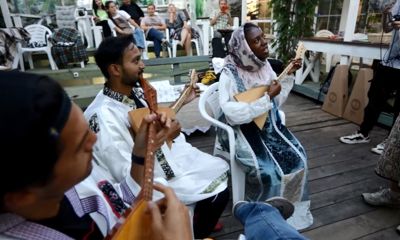 В Переславле-Залесском Ярославской области иностранные блогеры строили русские избы