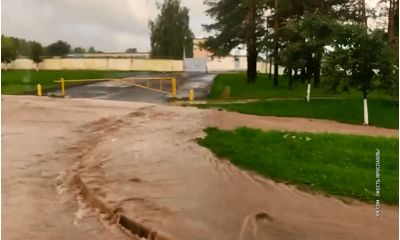 На Московском проспекте Ярославля из-за проливных дождей произошел перелом трубопровода