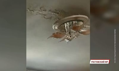 В поселке Хмельники Ярославской области жители дома на Заводской улице с конца апреля живут почти без крова