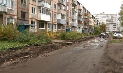 Во дворах домов по улице Урицкого Дзержинского района Ярославля благоустройства так и нет - почему ремонт затянулся?