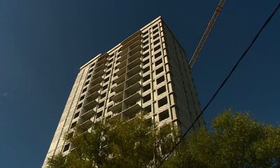 Жители домов по улице Соловьева в Ярославле обратились в редакцию «Первого Ярославского» за помощью – они страдают от стройки по соседству