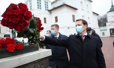 В честь Дня народного единства руководители города и области, депутаты и общественники возложили цветы к памятнику Минину и Пожарскому в Ярославле