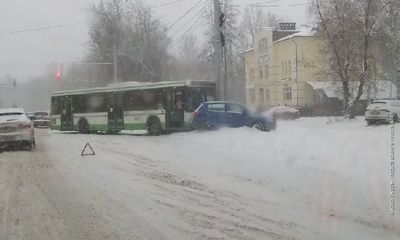 В Дзержинском районе Ярославля автобус въехал в столб