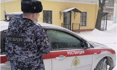 Водителю грозило обморожение: сотрудники Росгвардии помогли автомобилисту в Ярославле