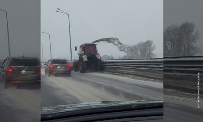 В Ярославле снег скидывают с моста