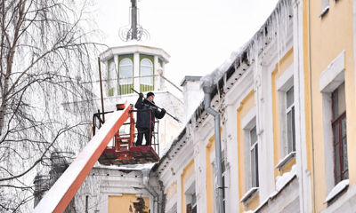 Ярославцам рассказали, куда жаловаться на сосульки и наледь на крышах