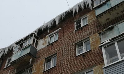 Ярославцам рассказали, куда обращаться, чтобы почистили карнизы кровли ото льда