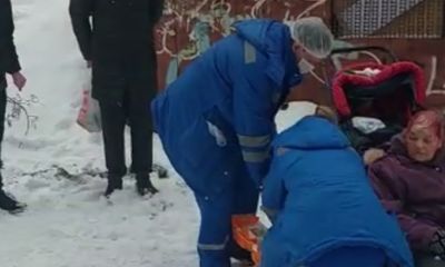 Медики вытирали кровь: на пенсионерку в Ярославле упала глыба льда