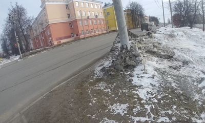 Внимание, водители! В центре Ярославля столб может рухнуть на проезжую часть