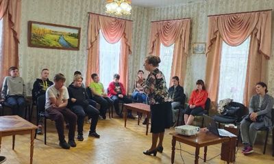 Волонтеры Брейтовской школы помогают пожилым односельчанам во время каникул