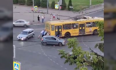 В центре Рыбинска горожане сегодня днём толкали троллейбус