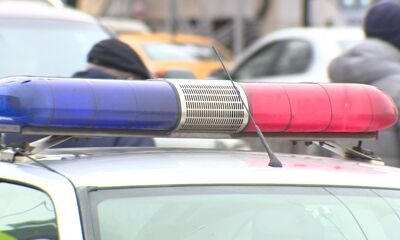 Сотрудники ГИБДД вышли в рейд, чтобы измерить глубину выбоин на проезжей части вдоль трамвайных путей в Ярославле