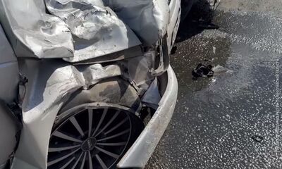Крыша превратилась в гармошку: в Ярославле у крупного ТЦ случилась авария с пострадавшими