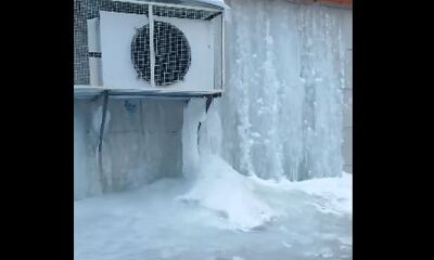 «Новая достопримечательность»: ярославцы в сети делятся кадрами со «стеной льда»