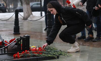 Ярославцы несут цветы и мягкие игрушки к вечному огню в память о погибших в Крокусе