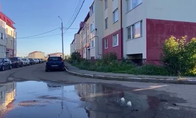 Фонтан из канализации под Ярославлем уже неделю мешает местным жителям дышать
