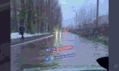 В Ярославле на улице Панина дорога ушла под воду