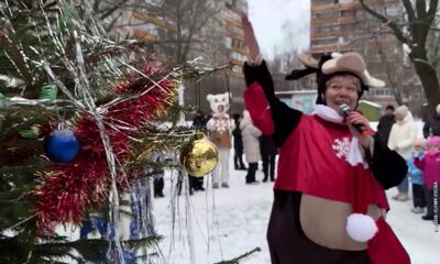 Новогодние представления прошли во дворах домов юных ярославцев