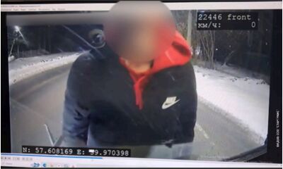 В Ярославле мужчина с кулаками набросился на автобус и выломал дворник