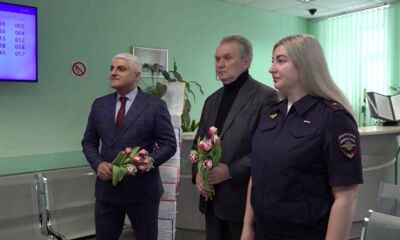 Полицейские и сотрудники ФМС вручили жительницам Ярославля цветы и загранпаспорта