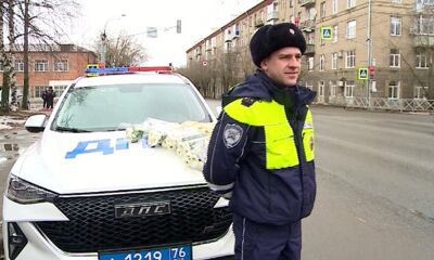 В Ярославской области сотрудники ГАИ останавливают женщин за рулем и дарят цветы