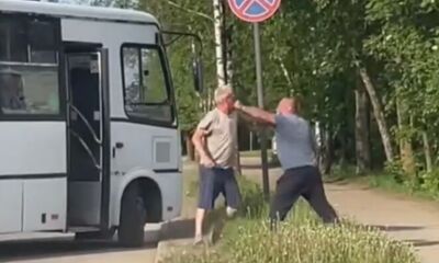 В сети появились кадры драки водителей после ДТП в Переславле-Залесском