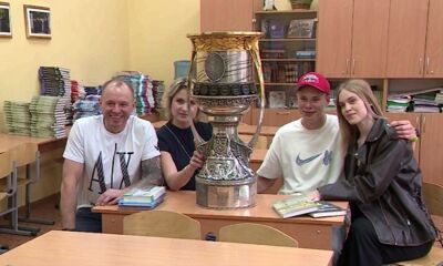 Даниил Бут приехал с Кубком Гагарина в родную школу