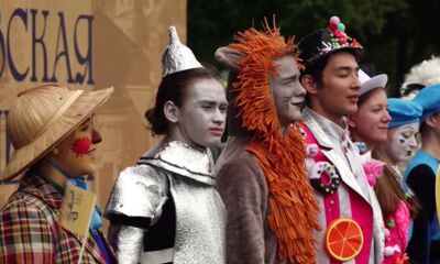 По центру Ярославля разгуливают «бродячие артисты»: в городе прошел второй день Театральной недели