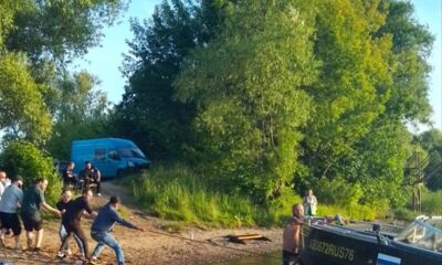 В Ярославле у Толбухинского моста перевернулся катер с ребенком на борту