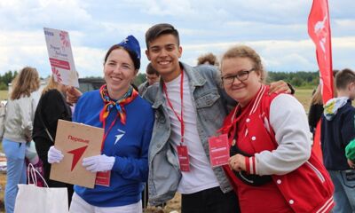 В Рыбинском округе прошли показательные выступления парашютистов и выставка авиатехники