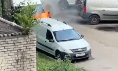 Во дворе жилого дома в Ярославле сгорел микроавтобус